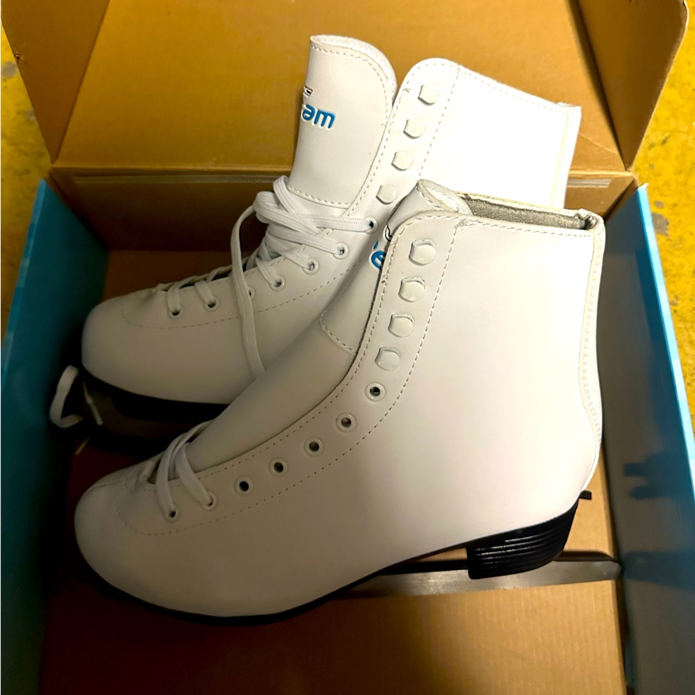 Women Figure Skate
